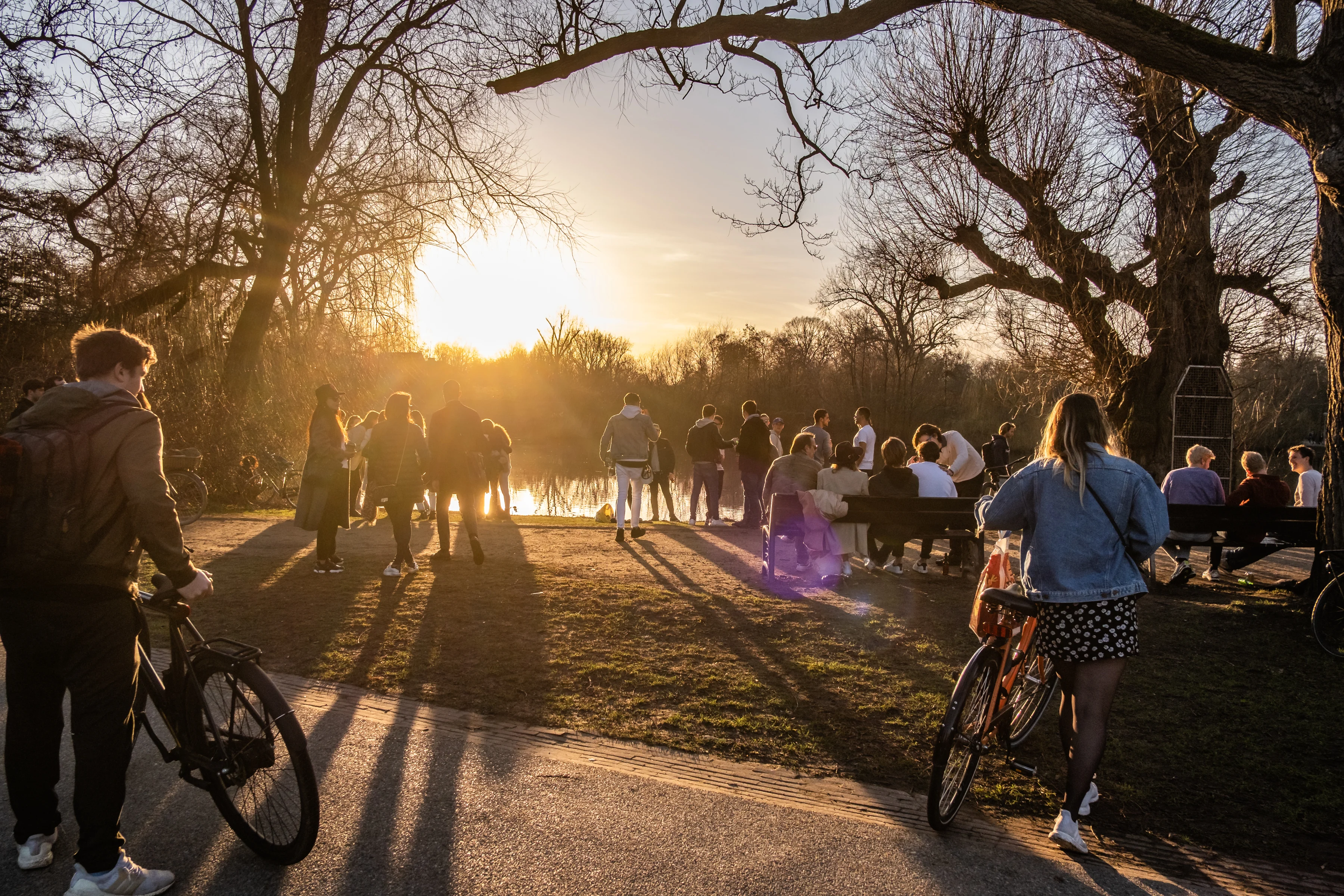 Honderden mensen feesten in Vondelpark in Amsterdam, politie grijpt in