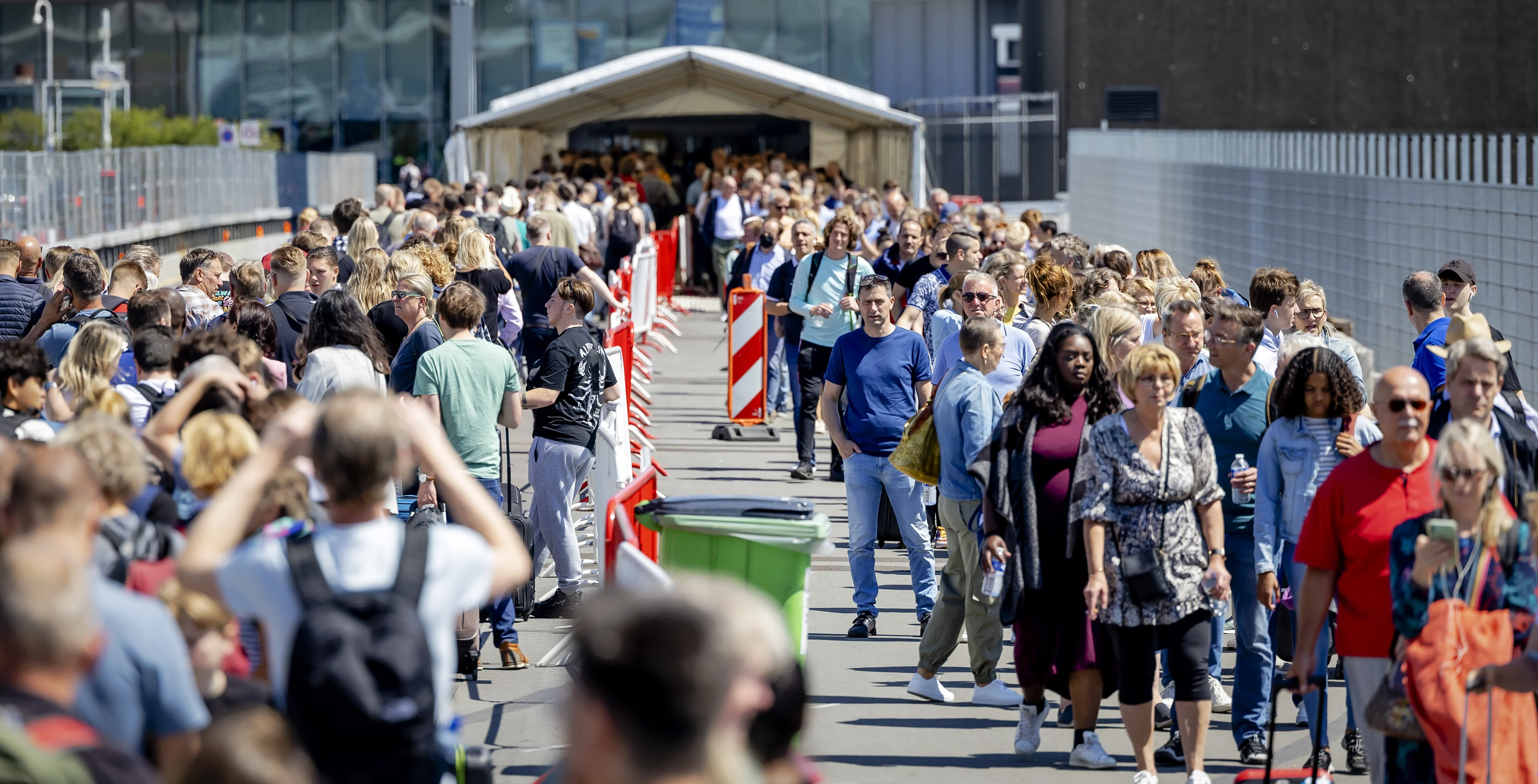Opnieuw grote drukte op Schiphol, rijen tot zelfs buiten de overkapping: 'Wat een ellende!'