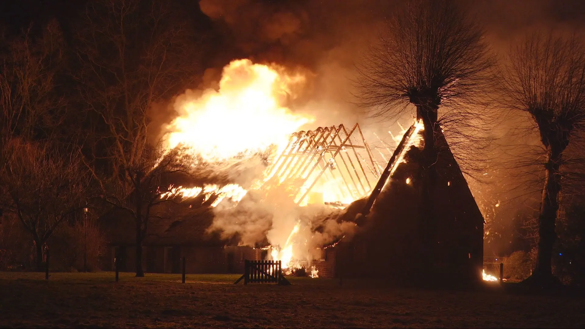 Boerderij in Assen volledig uitgebrand, NL-alert verstuurd vanwege rook
