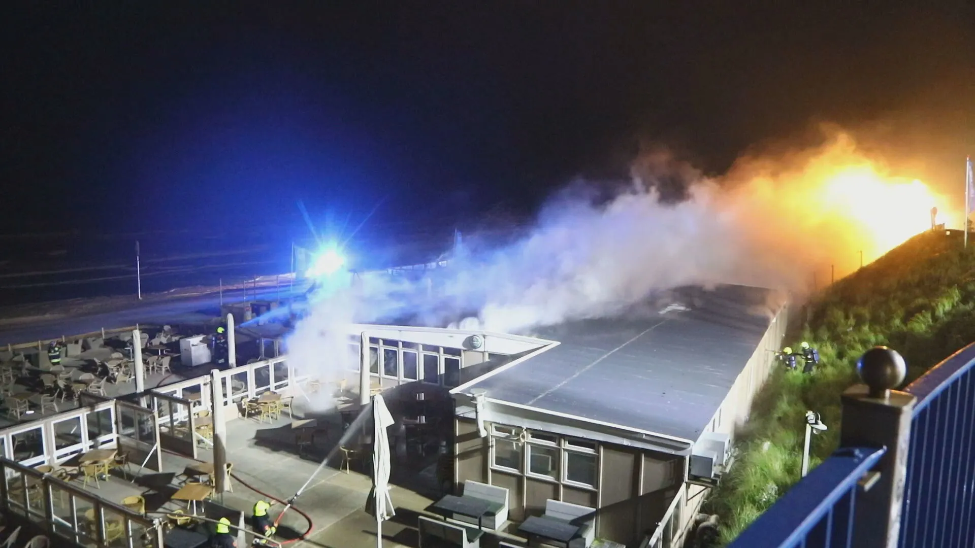 Uitslaande brand legt strandpaviljoen in Zandvoort in as