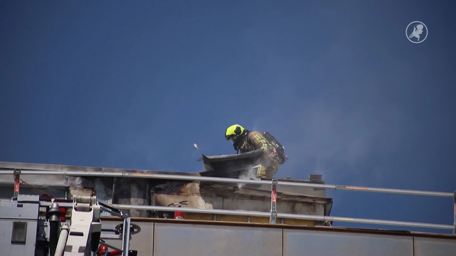 Provinciehuis in Den Haag ontruimd om brand op dak tijdens vergadering