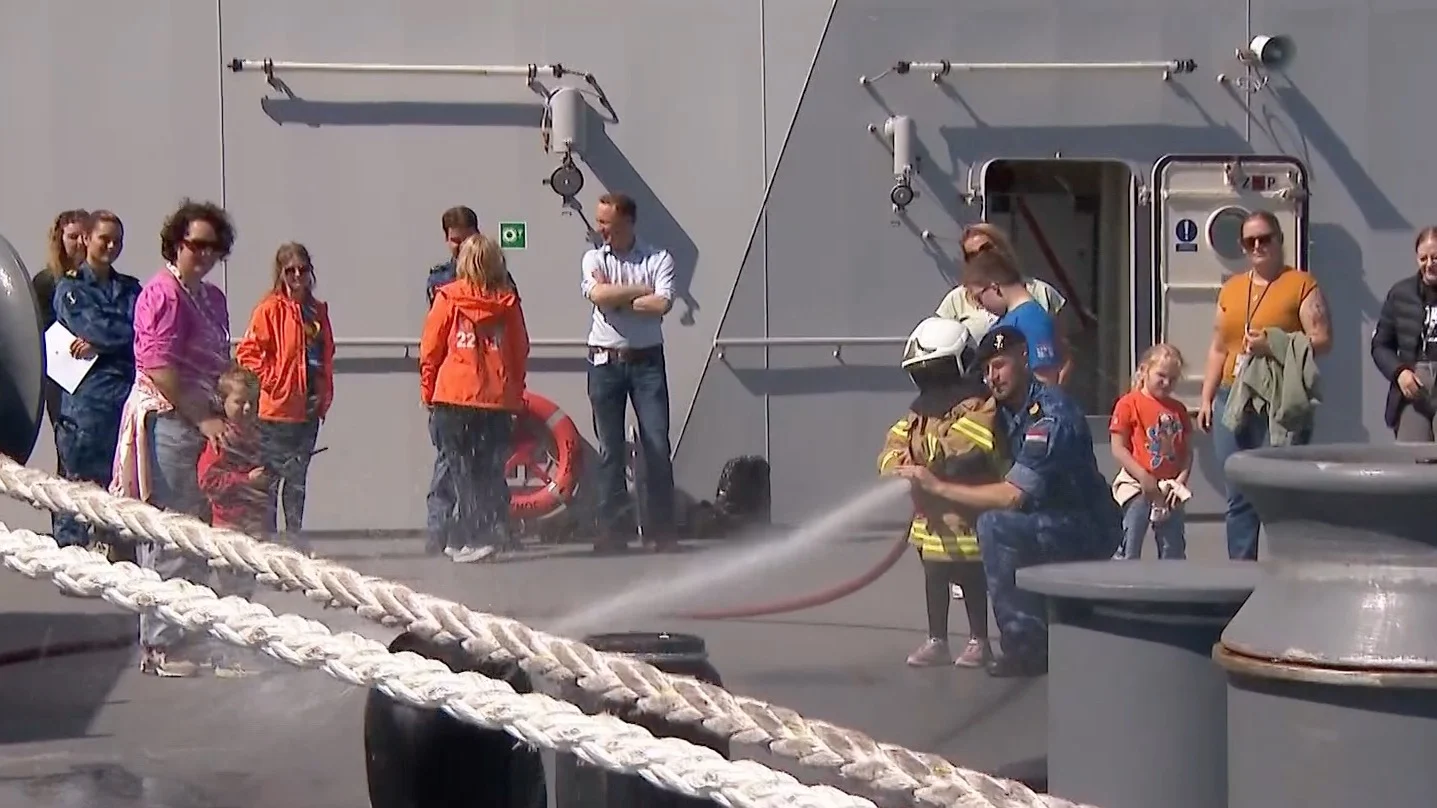 Heldendag op marineschip voor Tim (12) en 2000 andere kinderen met zeldzaam syndroom