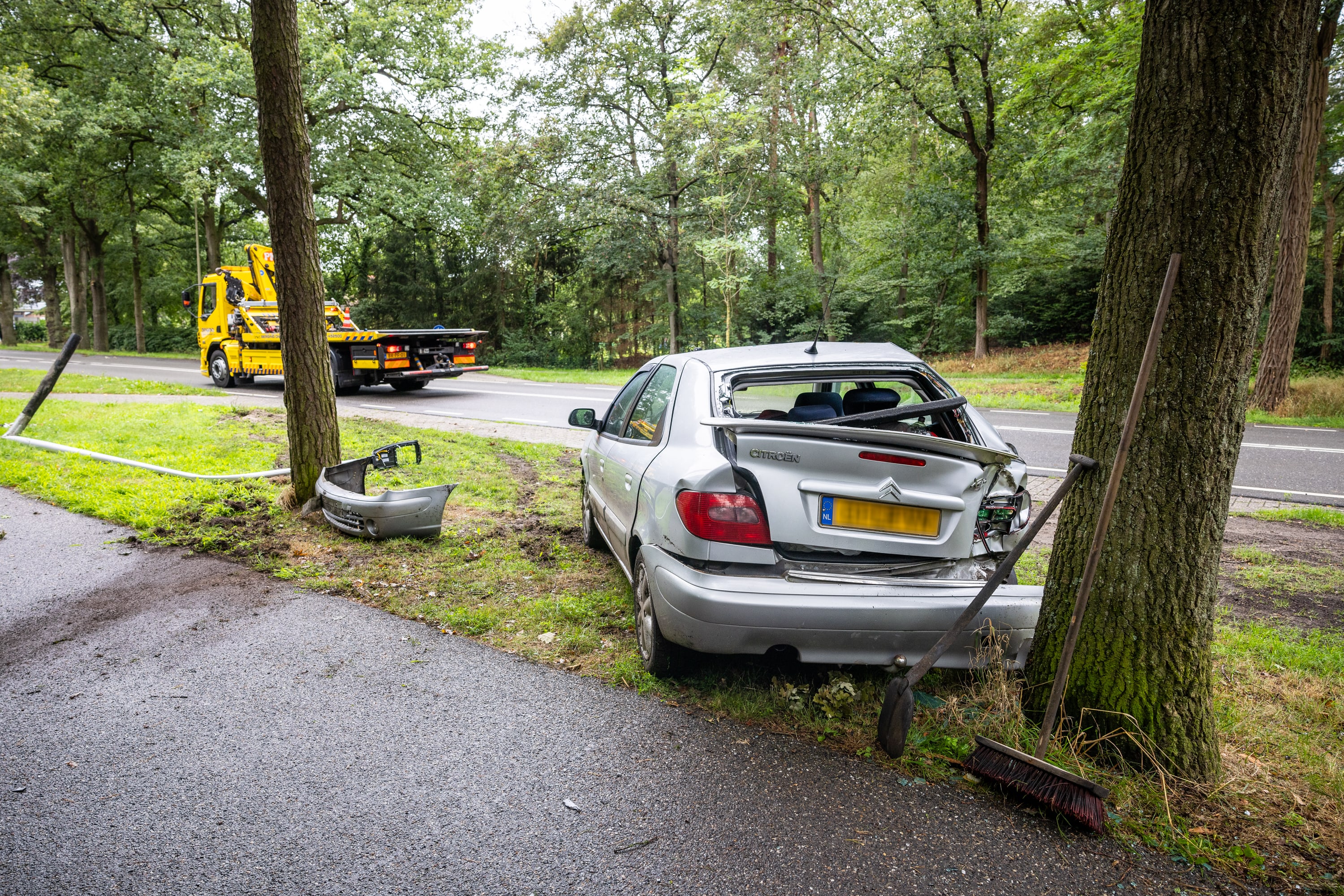 Automobiliste (39) crasht auto met kinderen tegen boom en lantaarnpaal in Ommen
