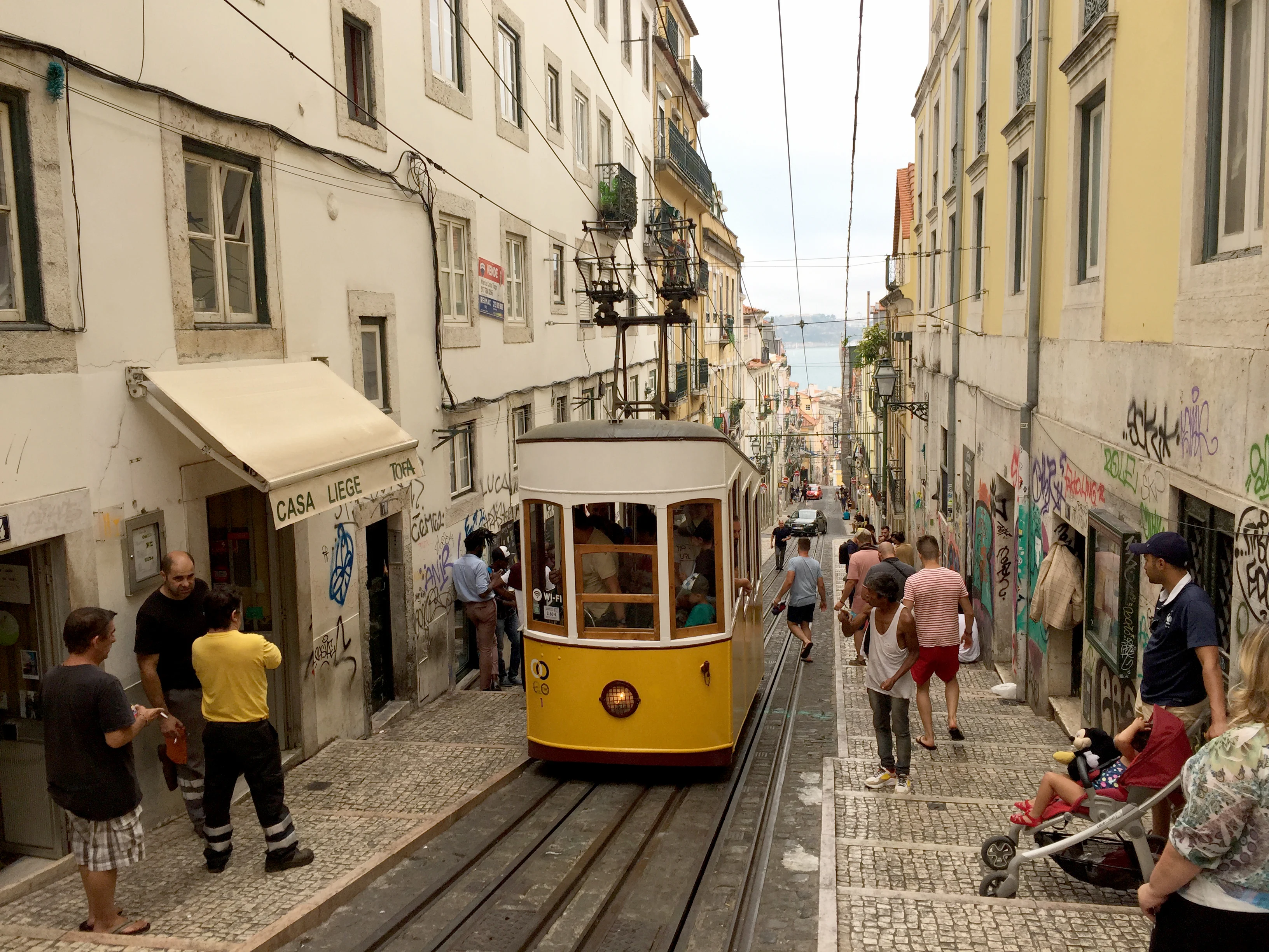 Reisadvies Lissabon, Praag en delen van Zwitserland aangescherpt: alleen noodzakelijke reizen