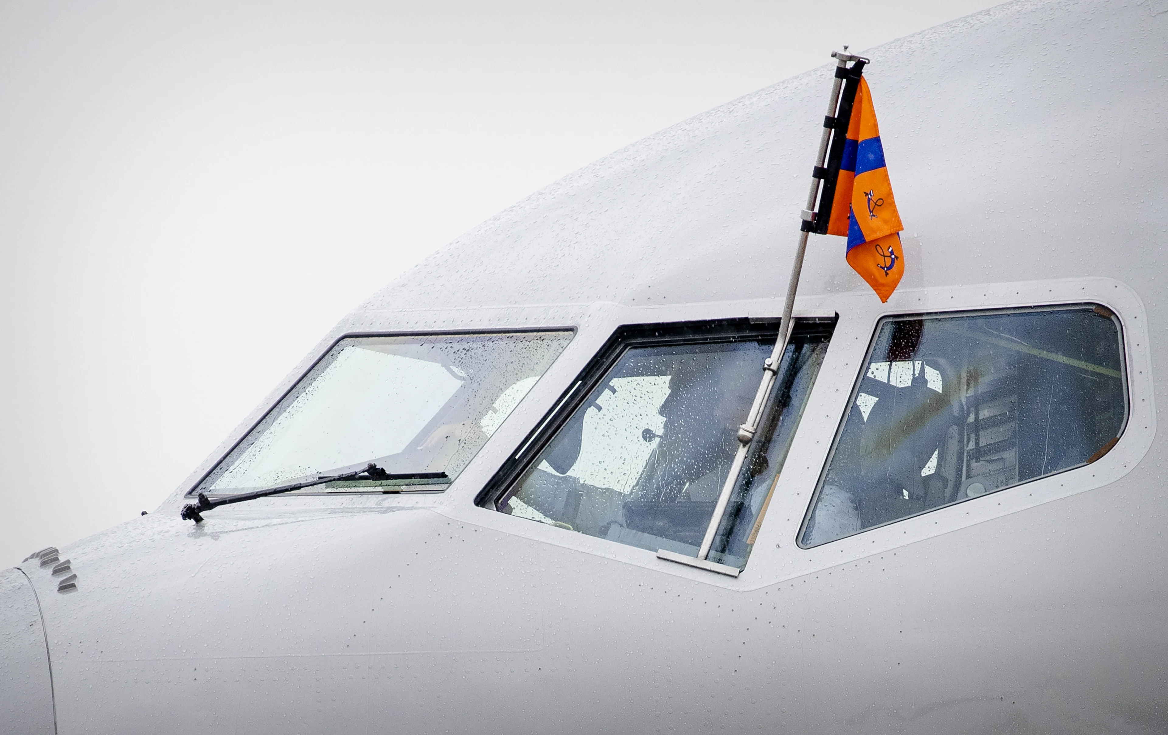 Koning vliegt zichzelf als copiloot naar Berlijn voor staatsbezoek