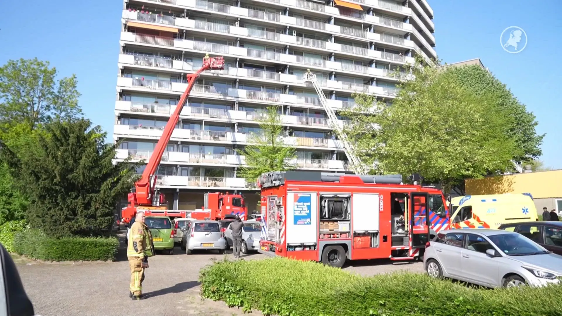 Meerdere verdiepingen ontruimd in flat Rotterdam door grote brand