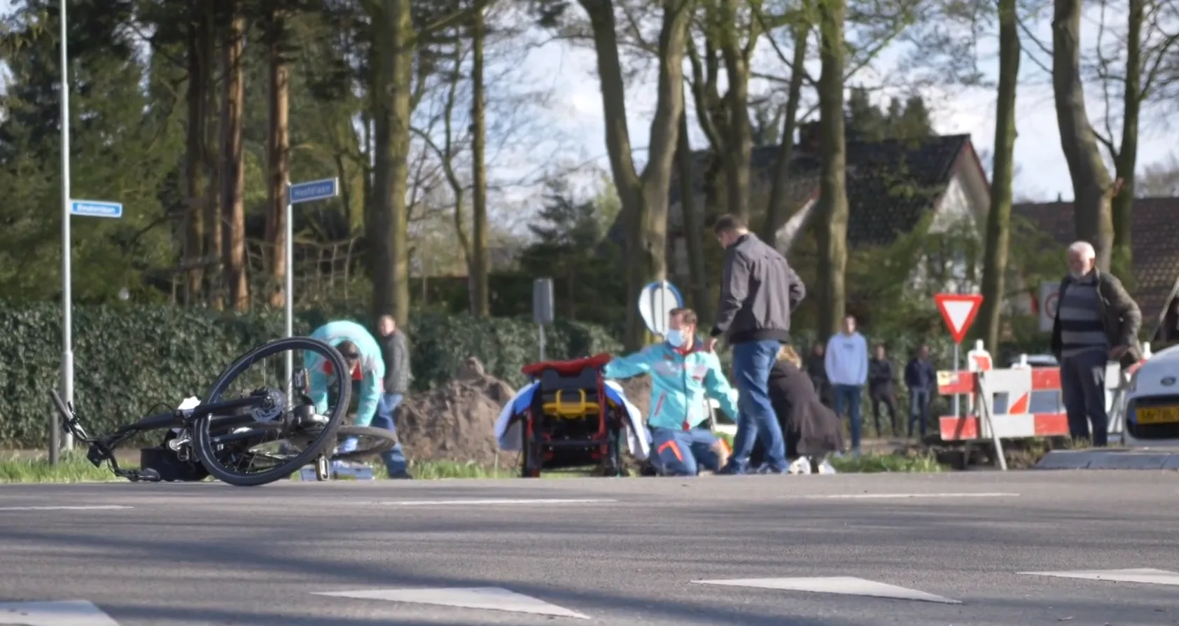 Bezorgde moeders willen dat levensgevaarlijke kruising wordt aangepast: 'Je voelt je machteloos'