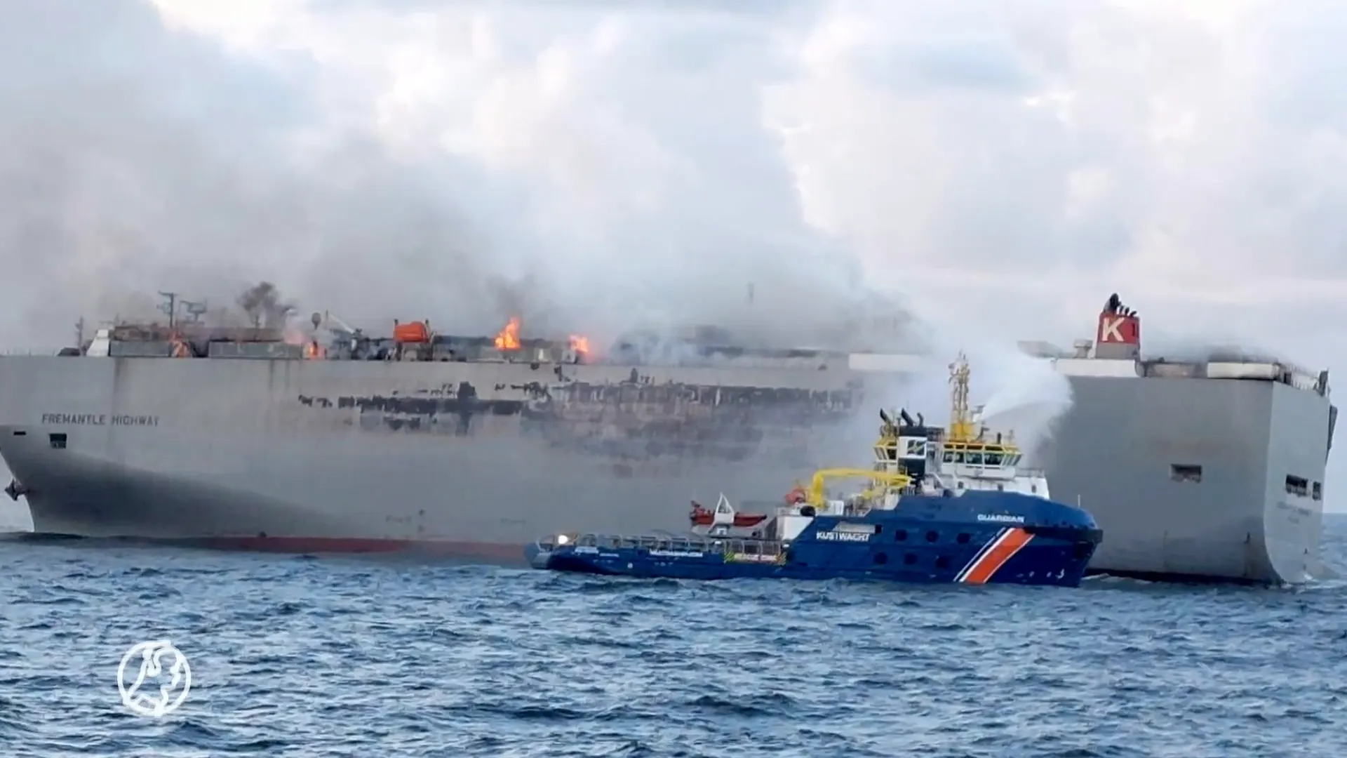 300 auto's van Mercedes aan boord van brandend vrachtschip Ameland