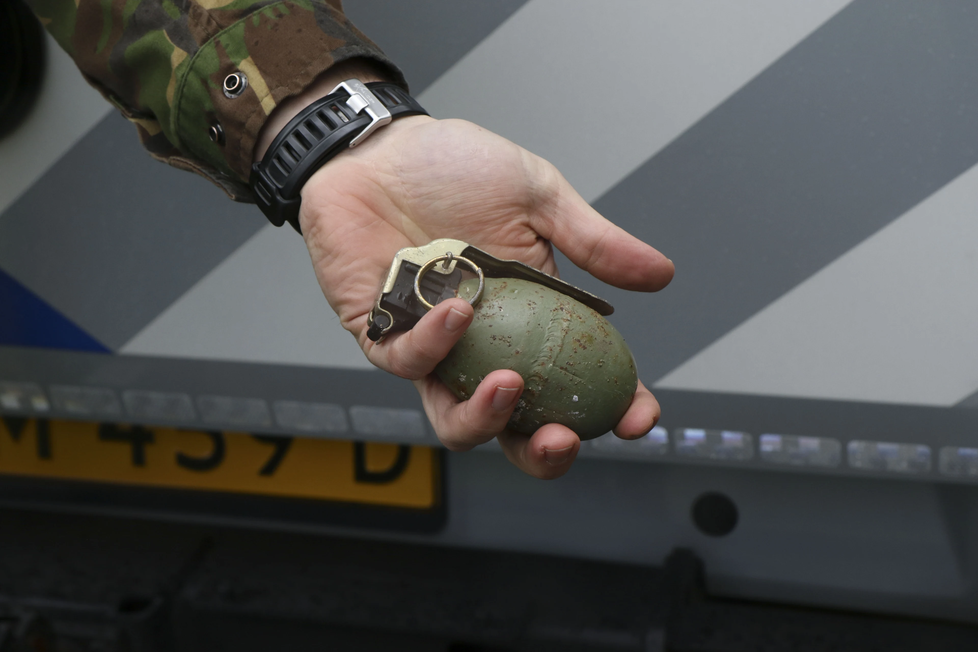 Voorbijganger vindt handgranaat in Rotterdamse speeltuin