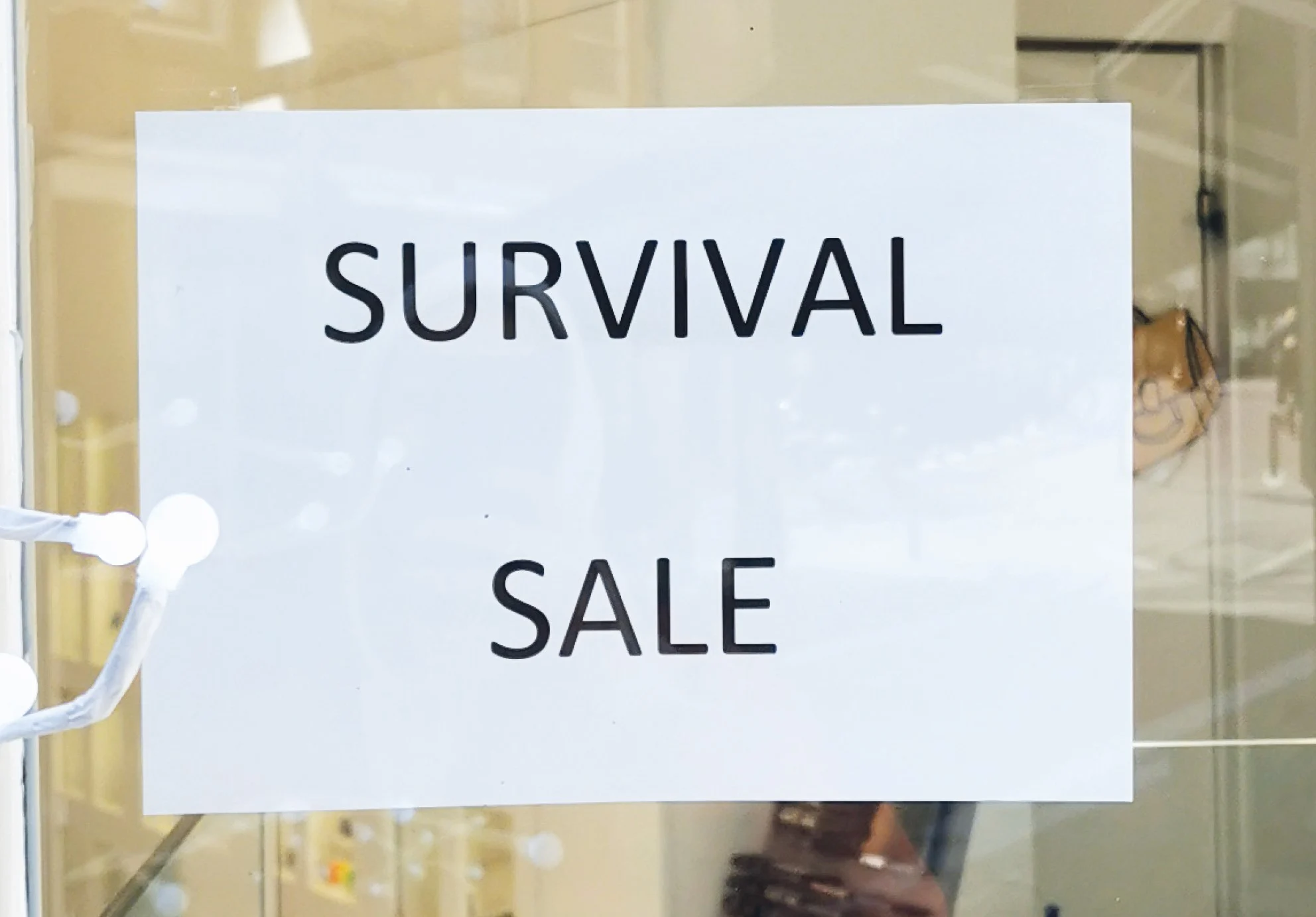 Wytze legt 'i.v.m.-A4'tjes' vast in boek: van simpele tot grappige of zelfs ontroerende coronamededelingen