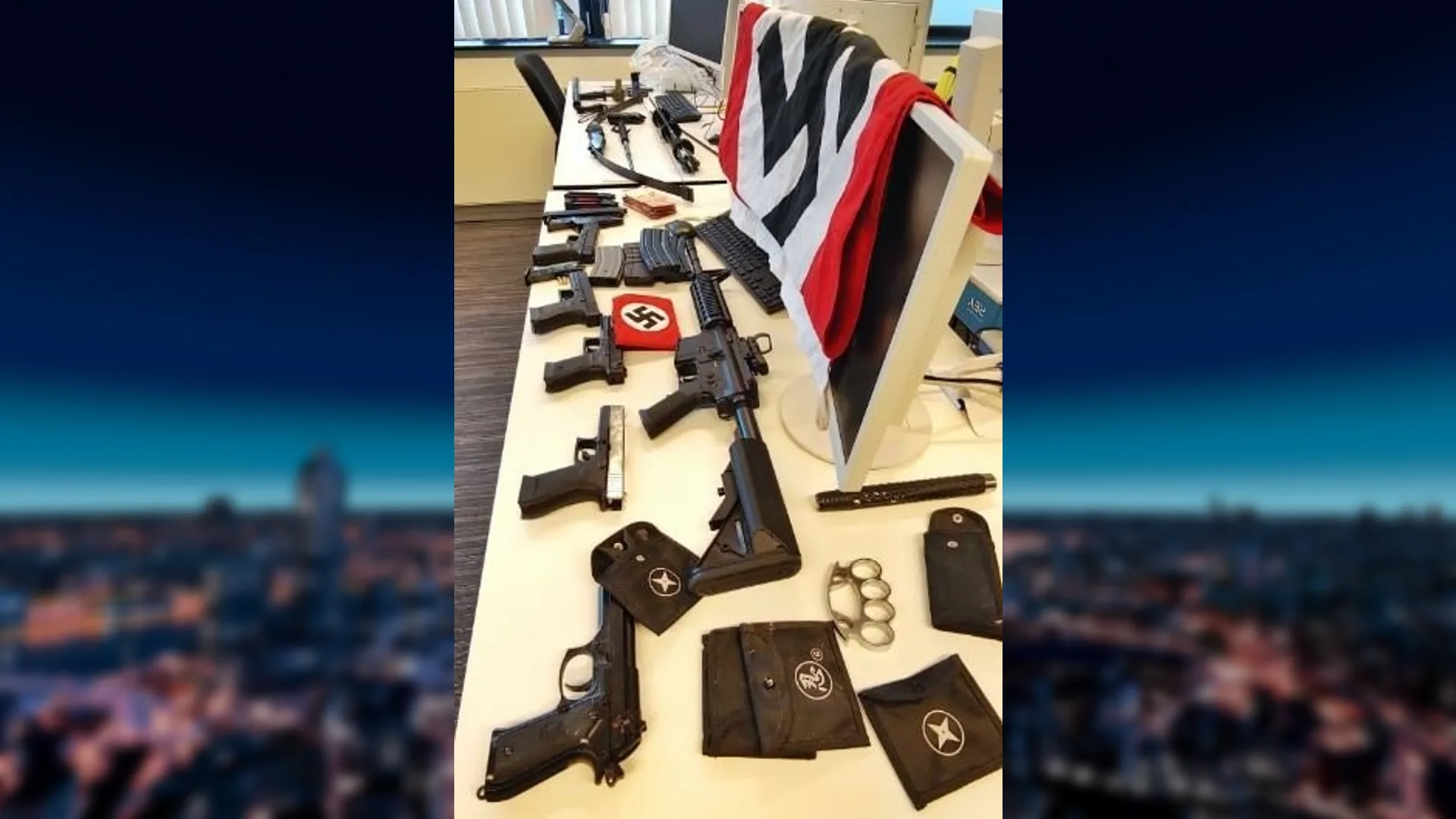 Politie houdt hardrijder (30) aan, zijn huis blijkt vol wapens en nazi-spullen te liggen