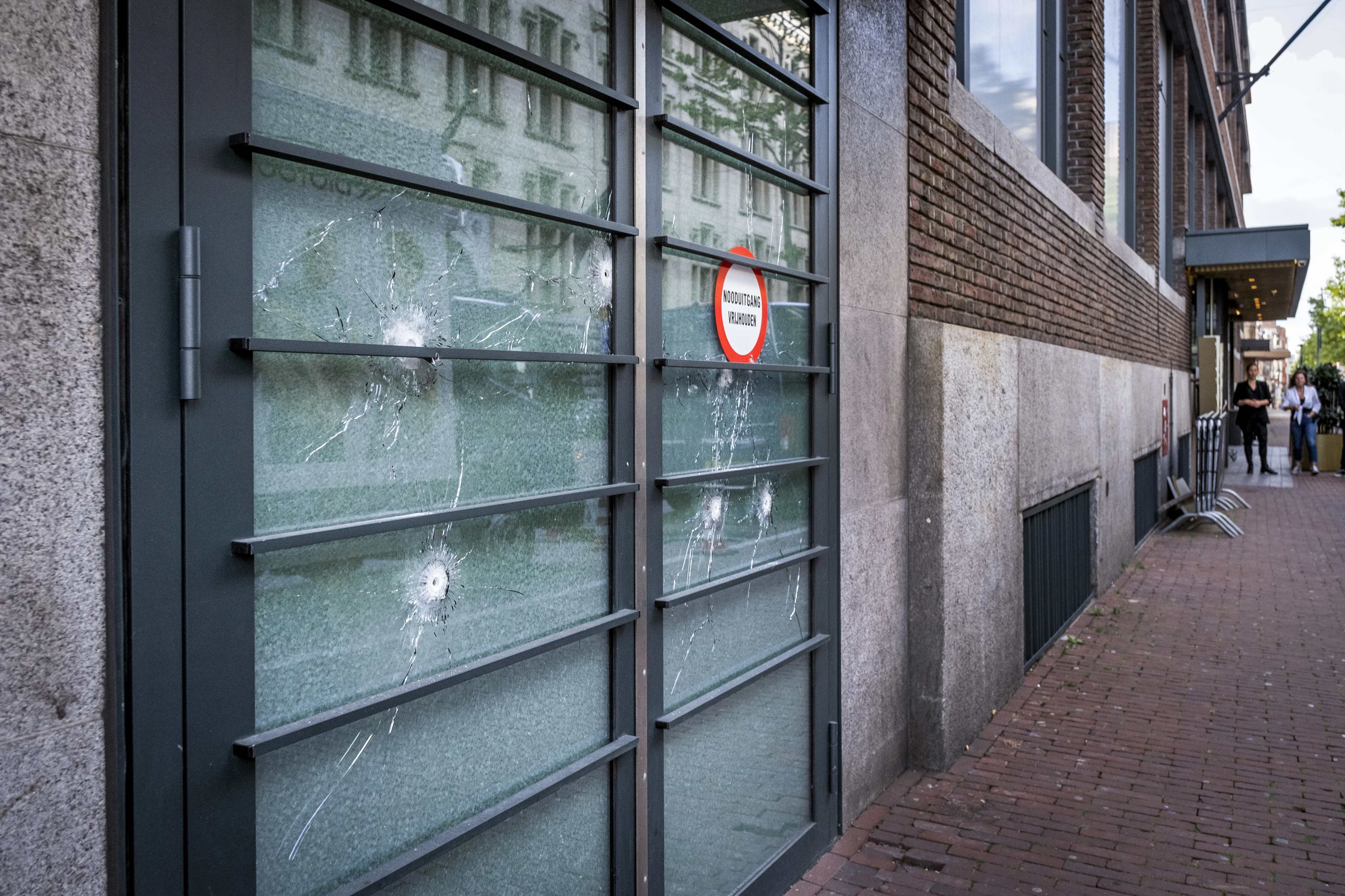 Burgemeester Halsema sluit bar bij W Hotel in Amsterdam na beschieting