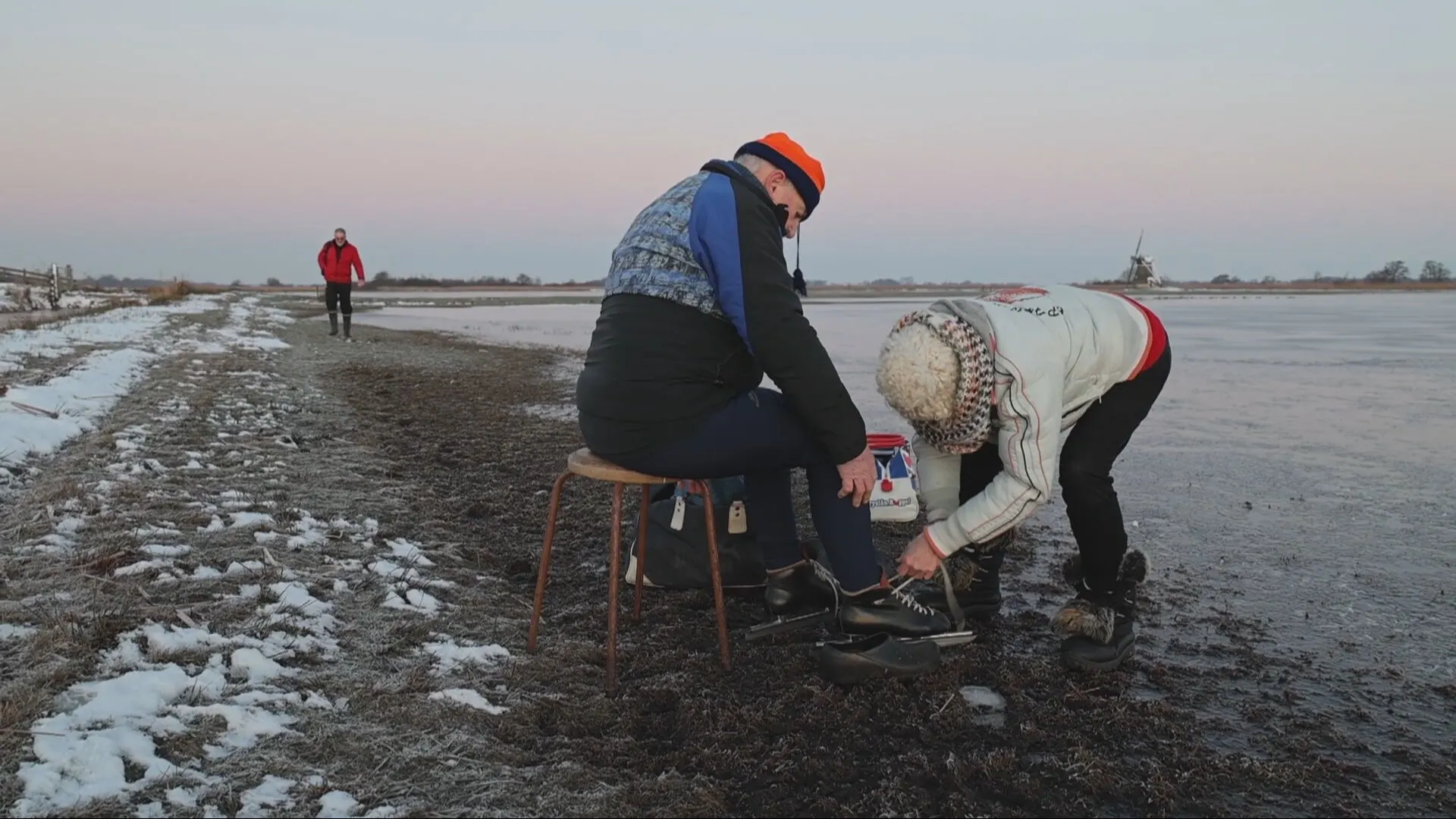 Friese waaghalzen zetten eerste streken op natuurijs: 'Het kan net'
