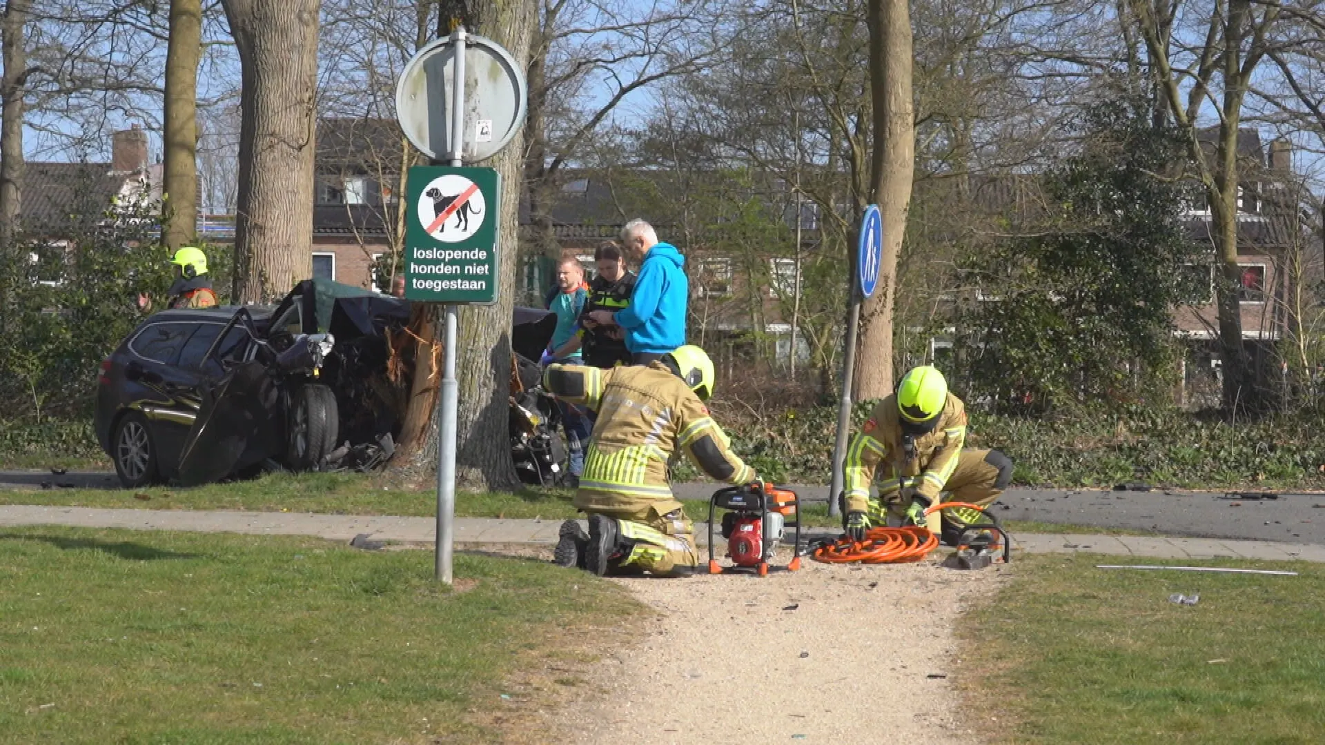 Dode en gewonde na botsing tegen boom in Heiloo
