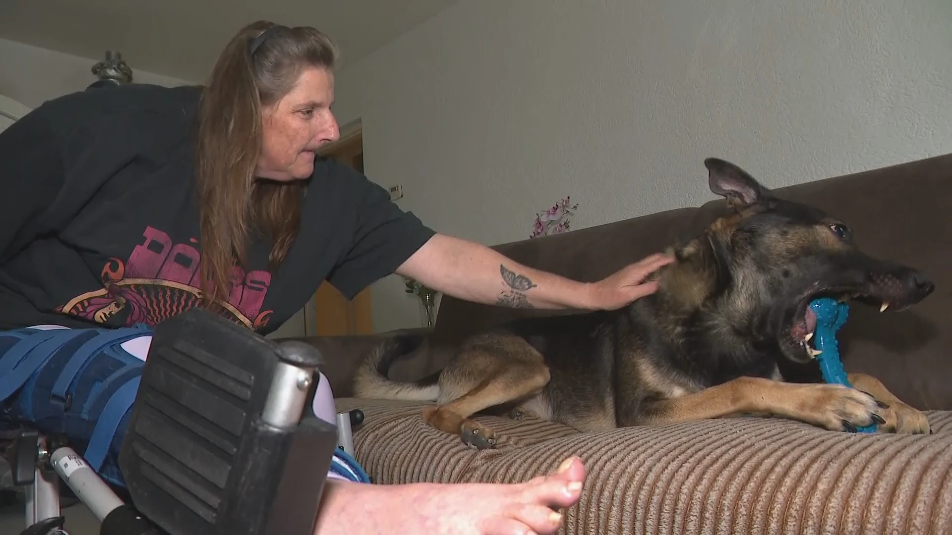 Rineke (54) greep in toen hond Tjabo werd mishandeld en kan nu zelf niet meer lopen