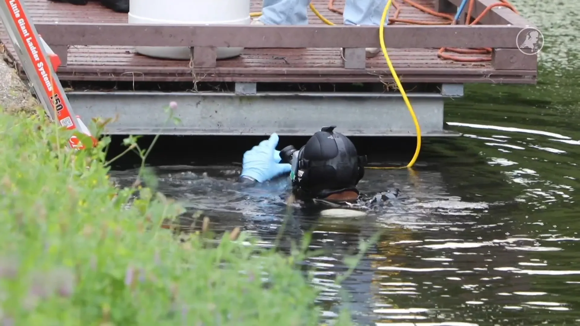 Magneetvisser haalt tas met wapens uit sloot in Den Haag
