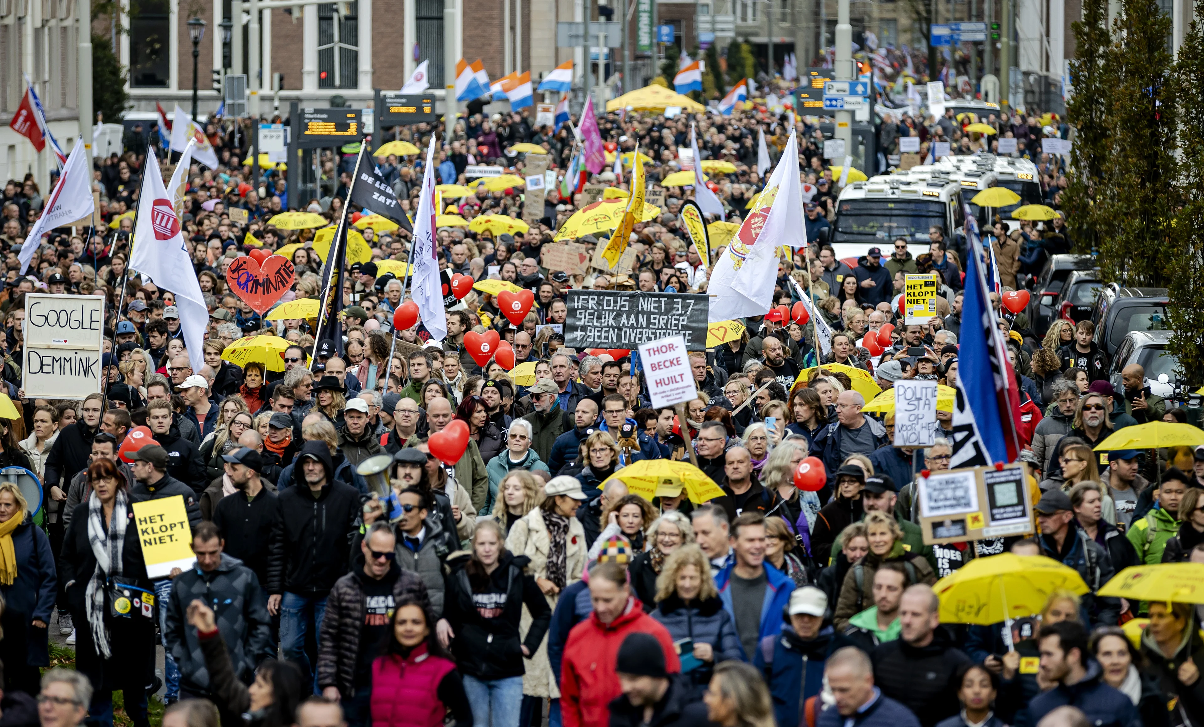 Tienduizenden mensen demonstreren in Den Haag tegen het coronabeleid