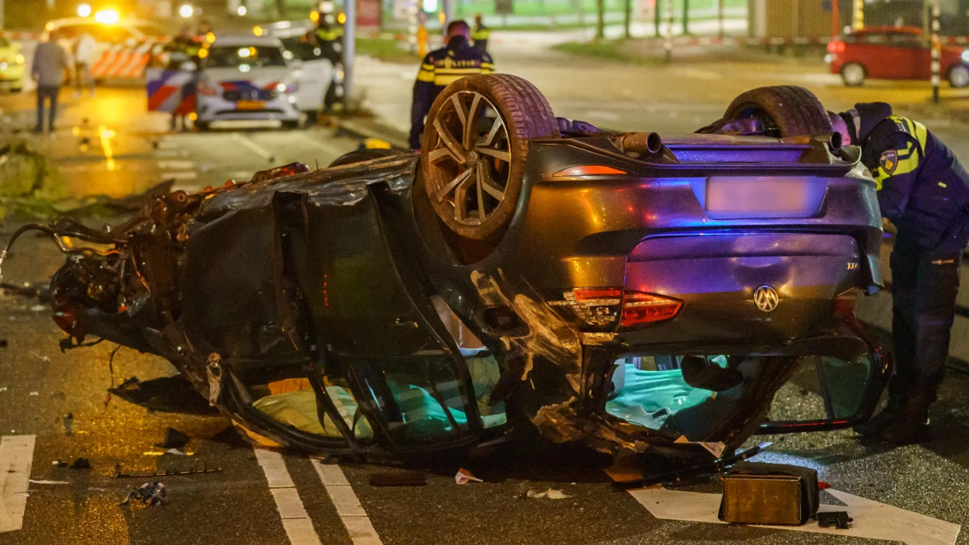 Megacrash in Utrecht: auto ramt gebouw en slaat over de kop