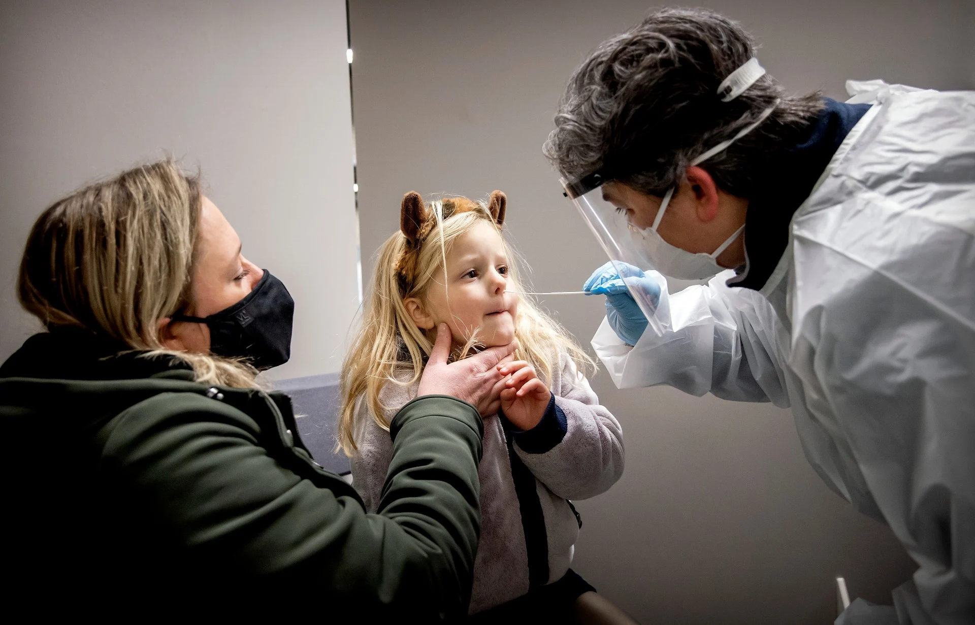 Aantal nieuwe coronabesmettingen blijft nagenoeg gelijk