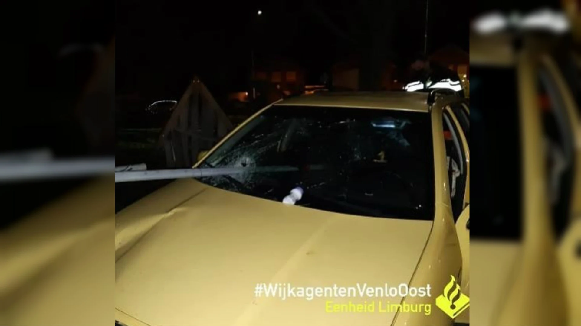 Paal doorboort auto en spietst stoel, bestuurder aan dood ontsnapt