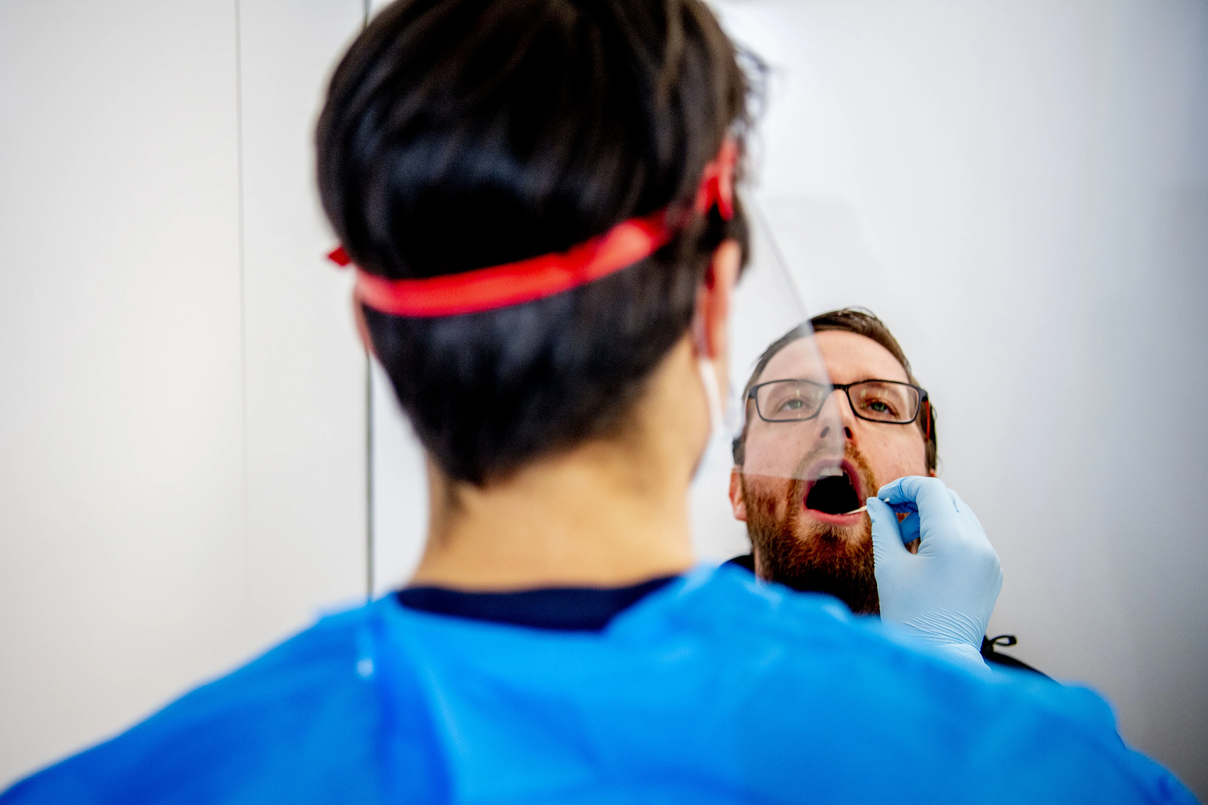 Aantal nieuwe coronagevallen gedaald, na forse toename zaterdag