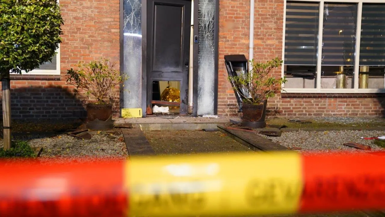 Vrouw (50) zwaargewond na flinke explosie bij woning Nieuwkuijk