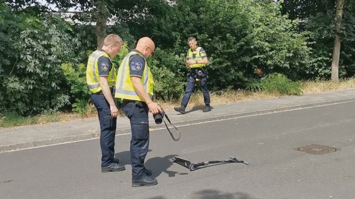 Jongetje op step zwaargewond na aanrijding, automobiliste vlucht weg