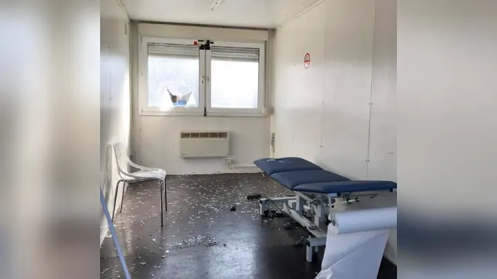 Coronakeet van huisarts bekogeld met stenen, ruimte bezaaid met glas