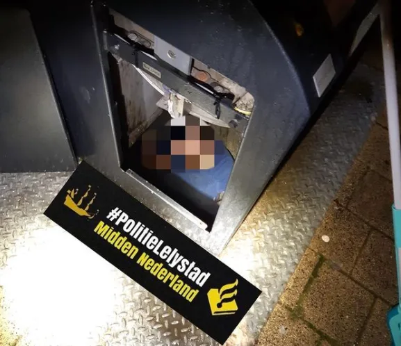 Lelystedeling klem in ondergrondse container na zoektocht naar portemonnee