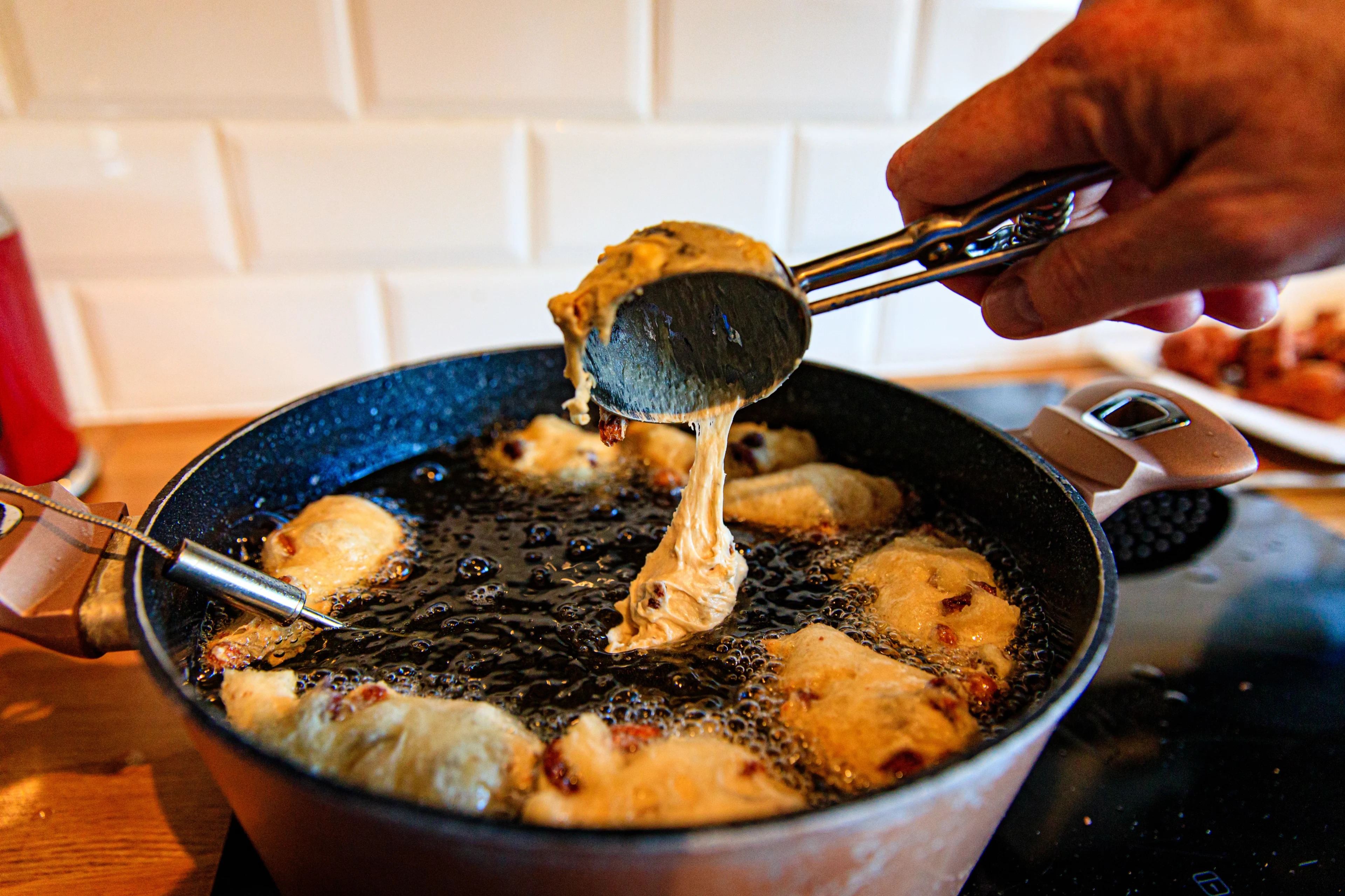 Zelf oliebollen gebakken? Spoel vet dan niet weg, want dat zorgt voor problemen thuis