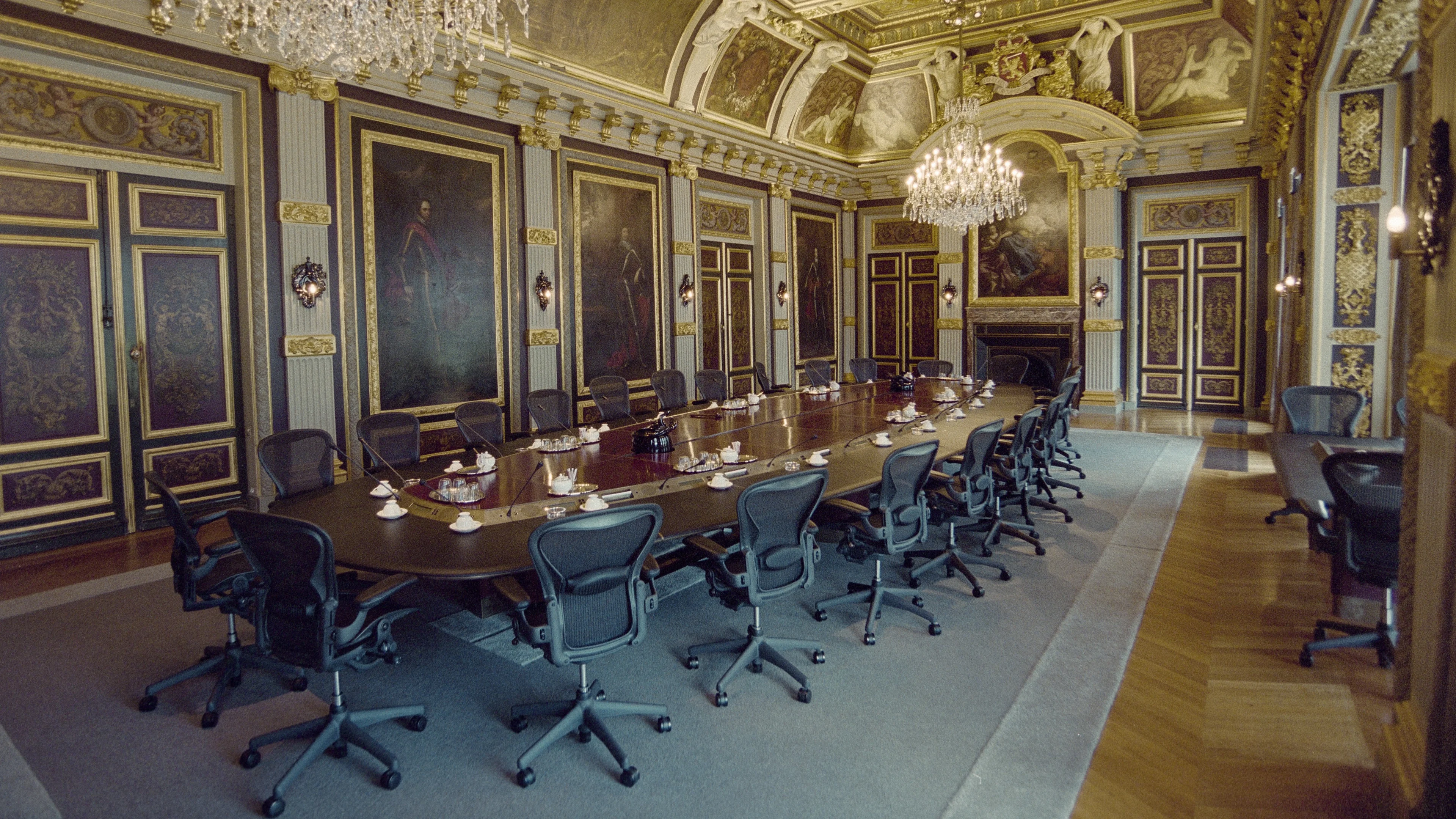 Leegloop in politiek Den Haag, dit vindt Nederland ervan