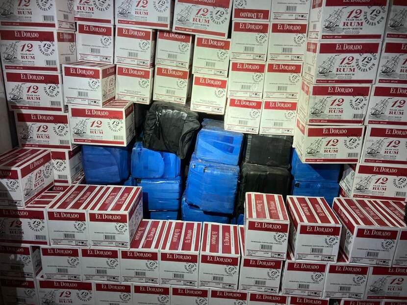 Douane vindt honderden kilo's cocaïne tussen lading rum in zeecontainer