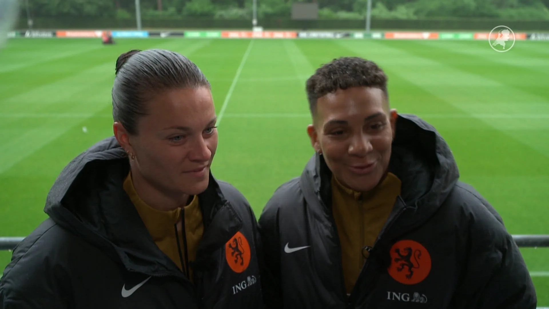 Plassen met de deur open? Zo close zijn de Oranje Leeuwinnen
