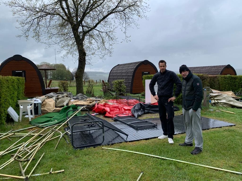 Weggewaaide tenten, dak van caravan en teststraten gesloten: harde wind houdt huis