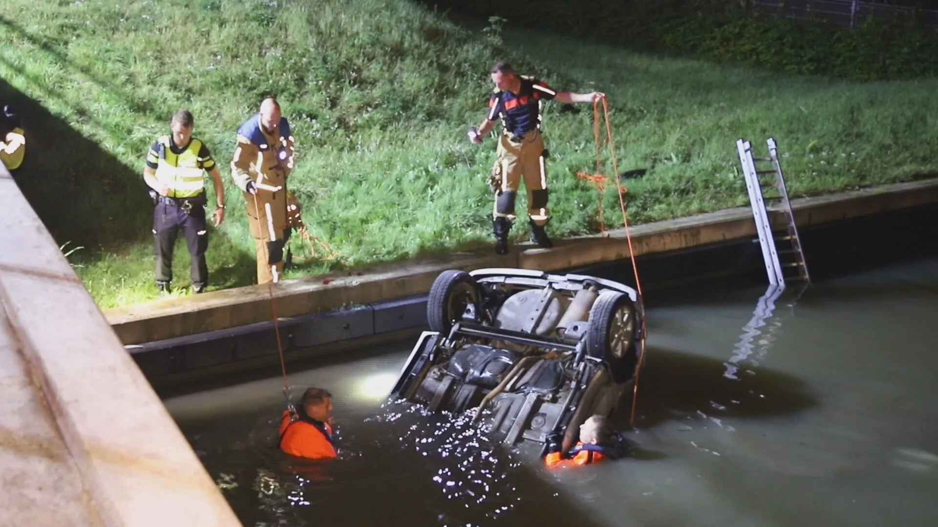 Dode in te water geraakte auto in het Westland