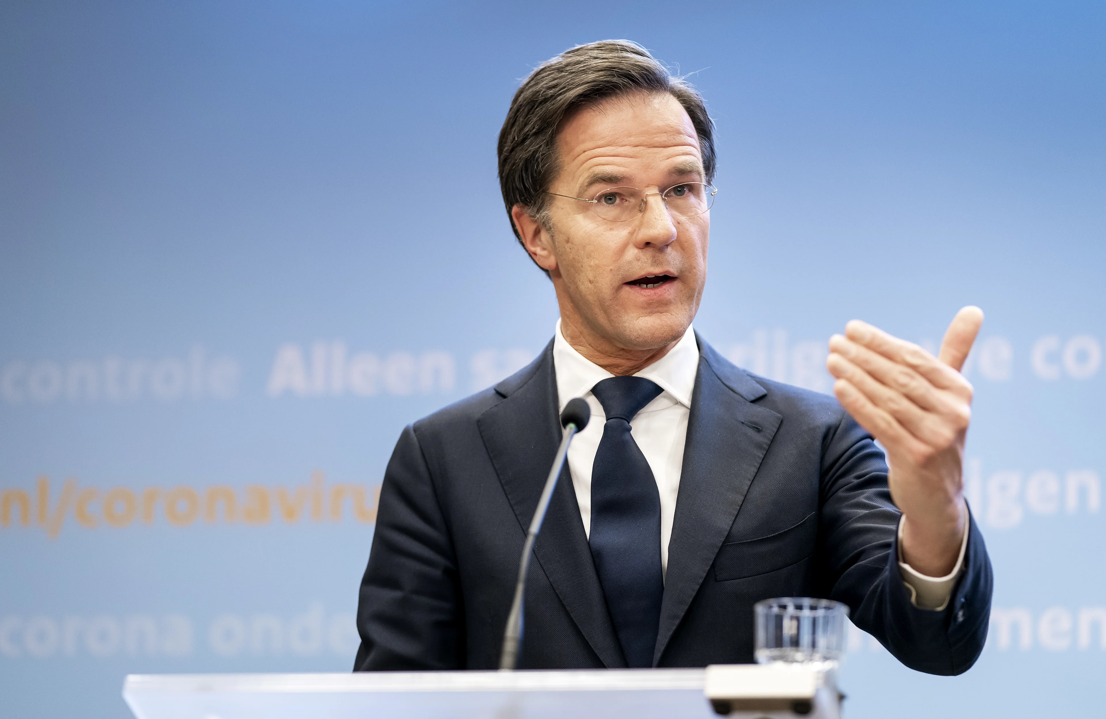 Rutte kondigt extra coronamaatregelen aan in persconferentie