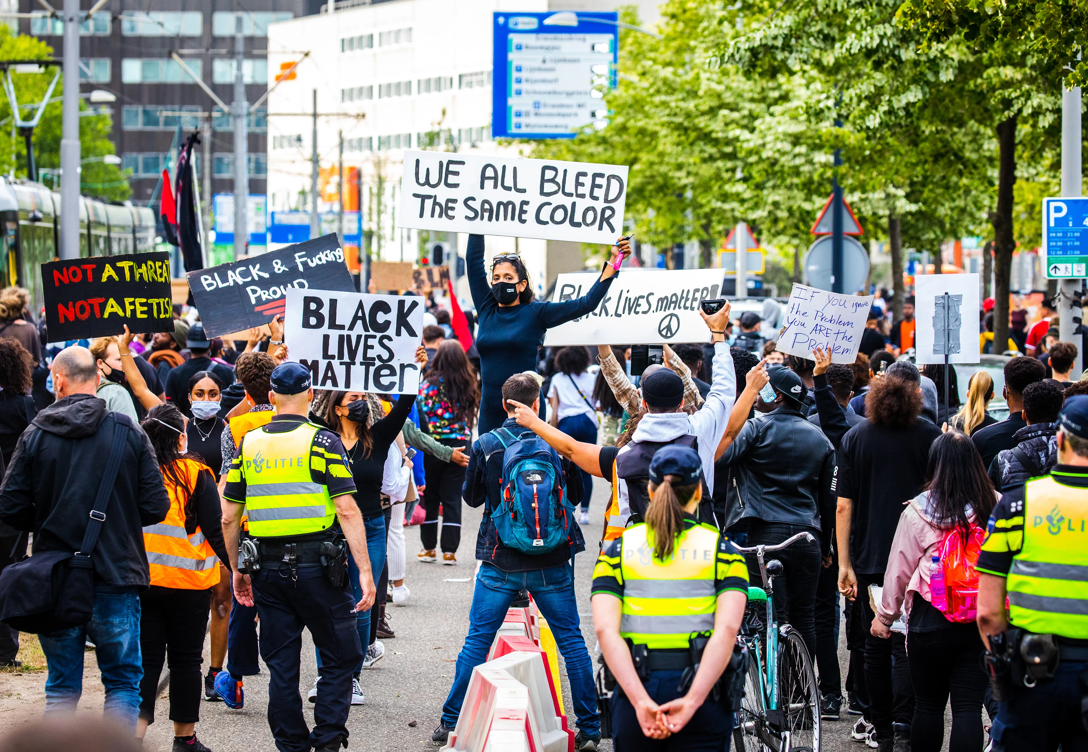 Jongen (15) aangehouden voor vuurwerk dat agenten verwondde tijdens antiracismedemonstratie
