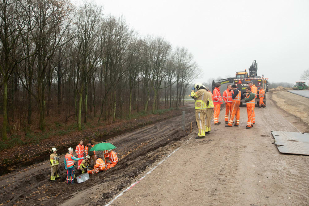 Wals valt van talud in Eemnes, chauffeur gewond