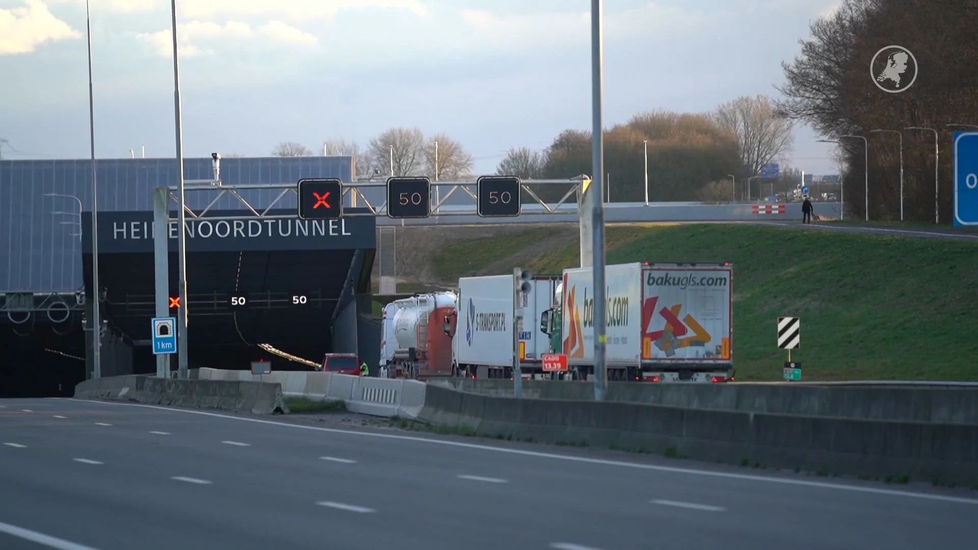 Meerdere auto's in brand na aanrijding in Heinenoordtunnel in A29