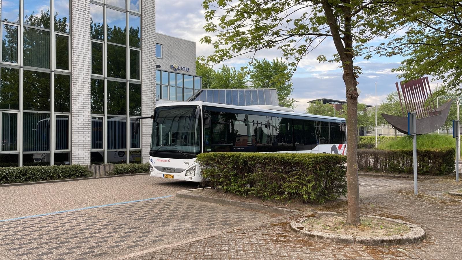 Verwarde man bedreigt buschauffeur met mes, wordt afgezet bij politiebureau 