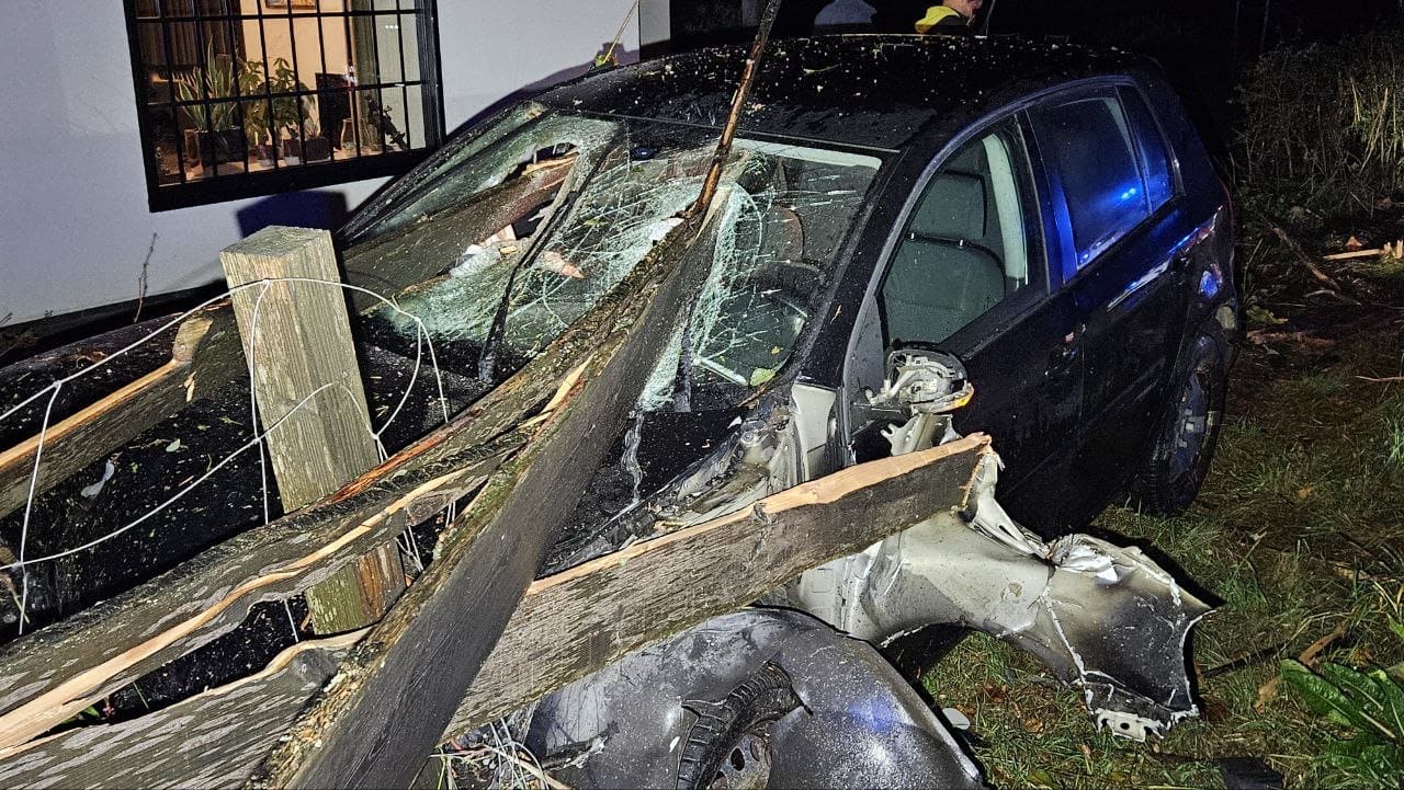 Houten balken doorboren auto bij bizar ongeluk in Doetinchem