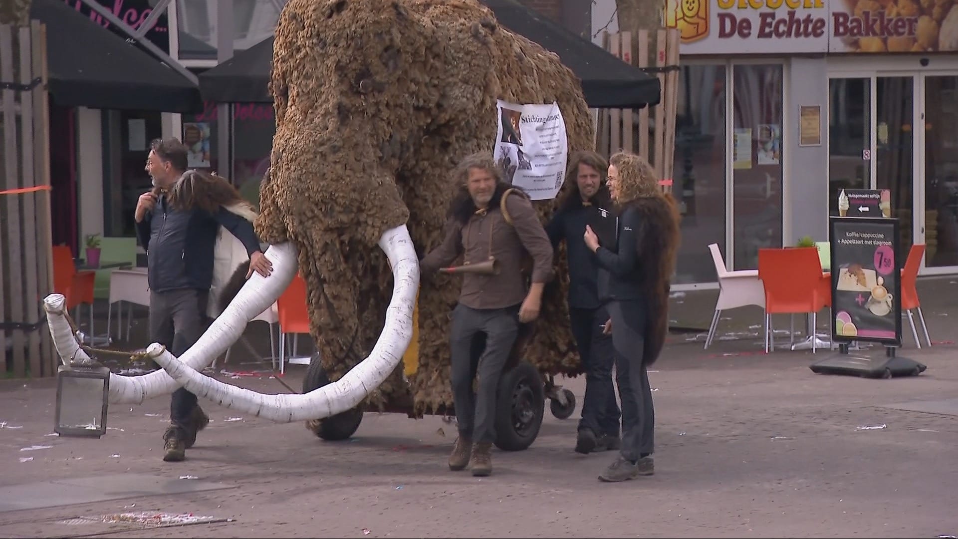 Ludieke tocht met mammoet om paasvuur te redden: 'Dit mag niet uitsterven'