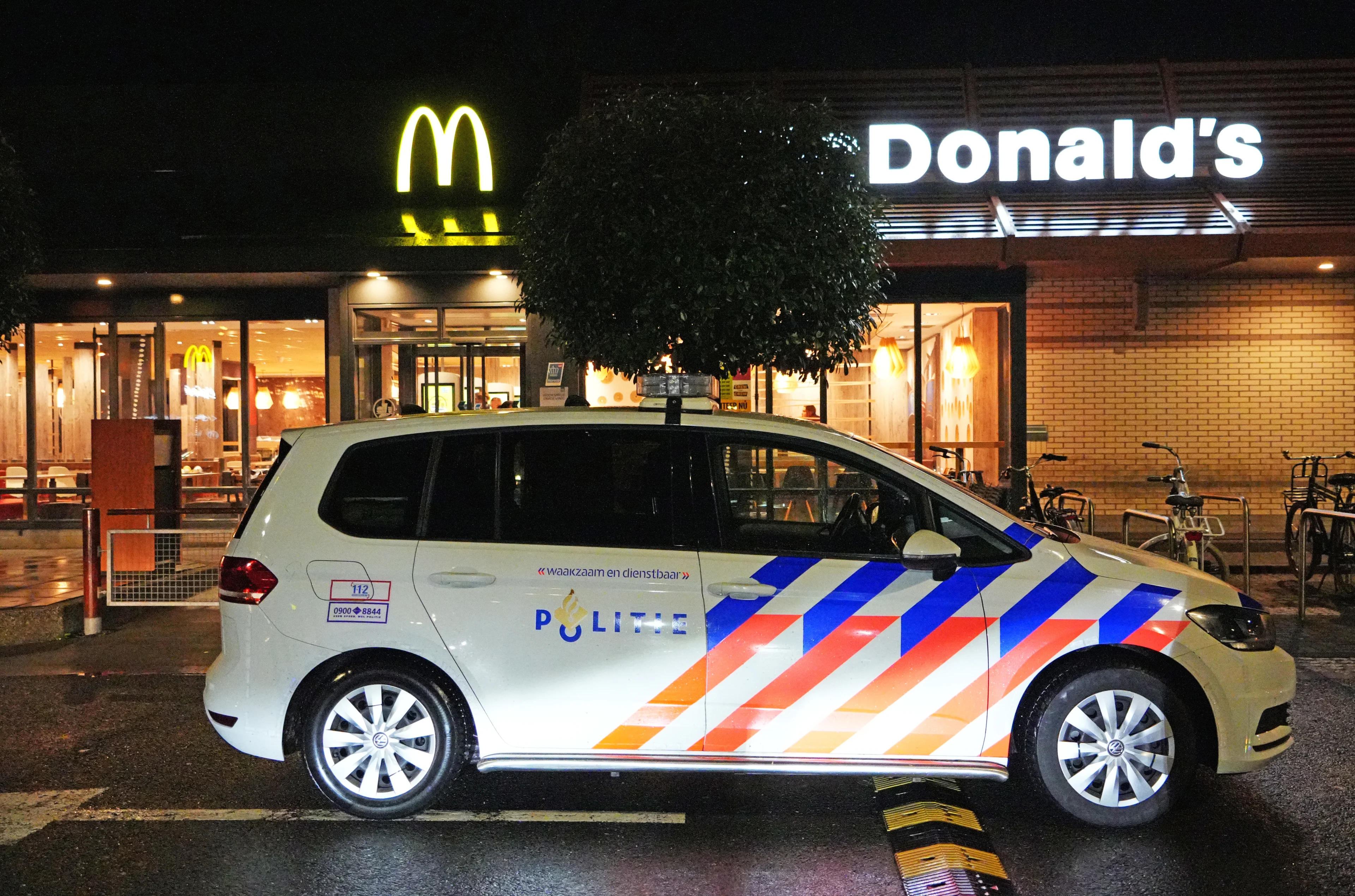 Gewapende overval op McDonald's in Emmen, politie zoekt tweetal