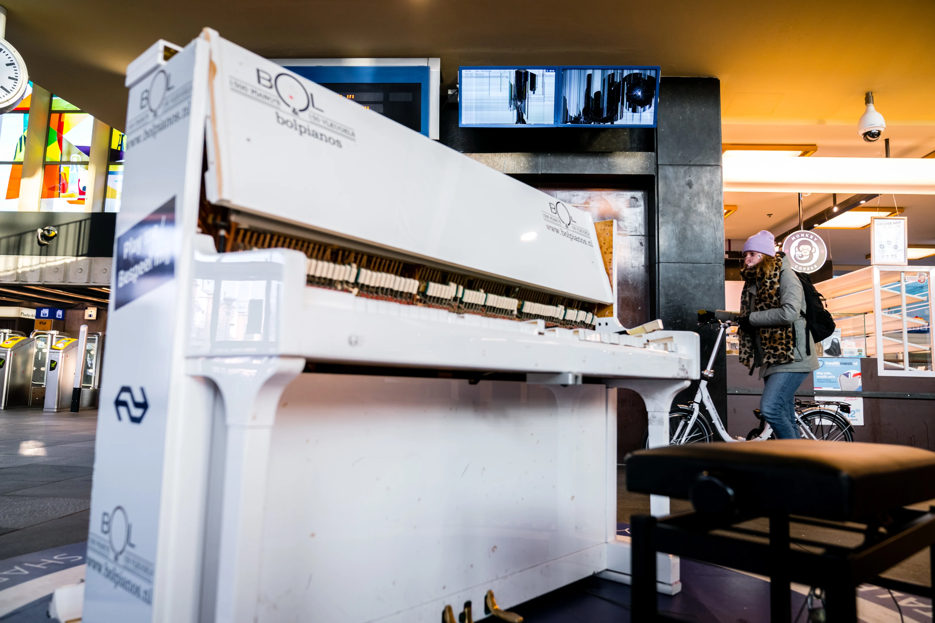 Eindhovenaren schenken nieuwe piano aan station na rellen