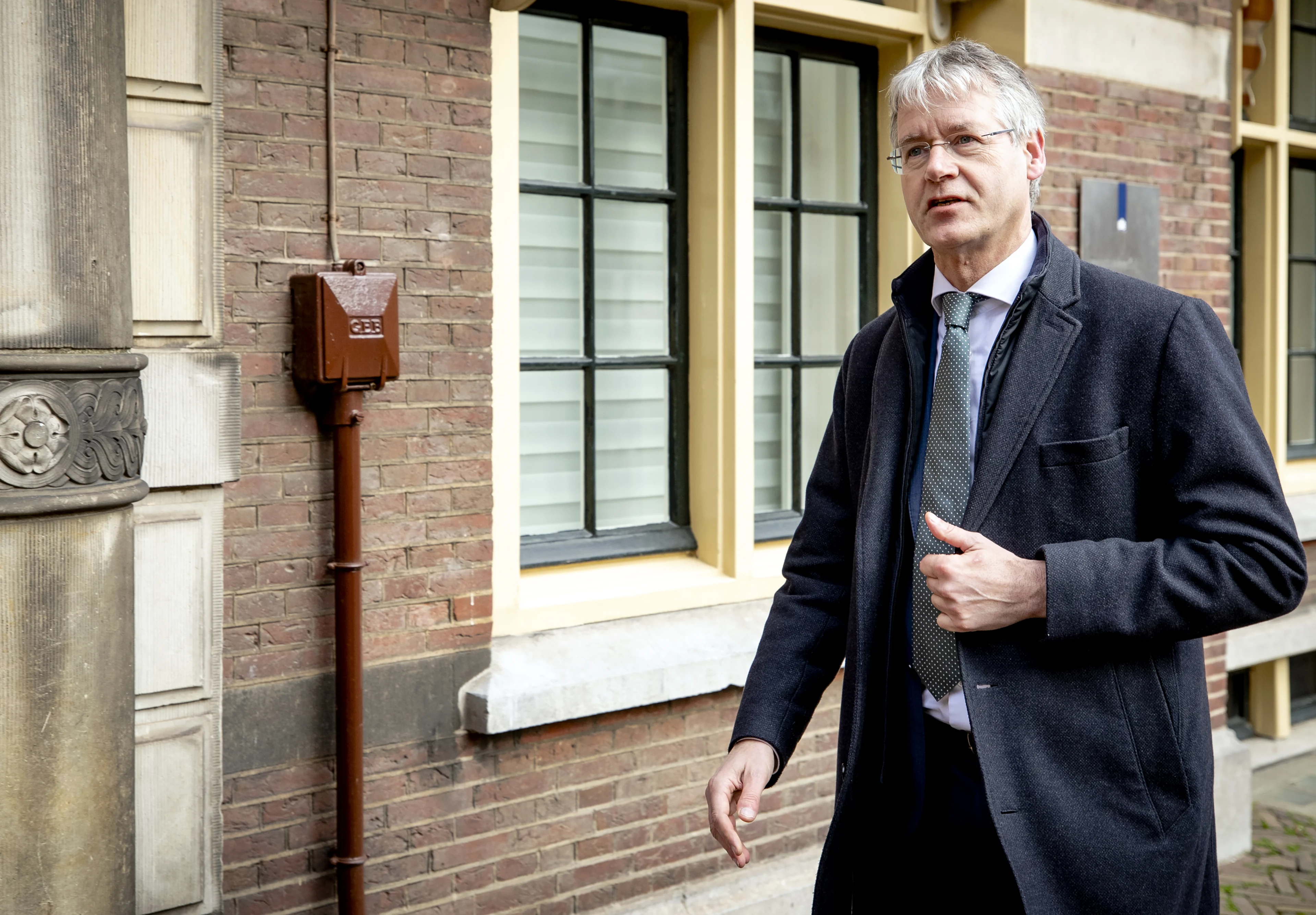 Minister Slob: 'We gaan scholen niet aan het onmogelijke houden'