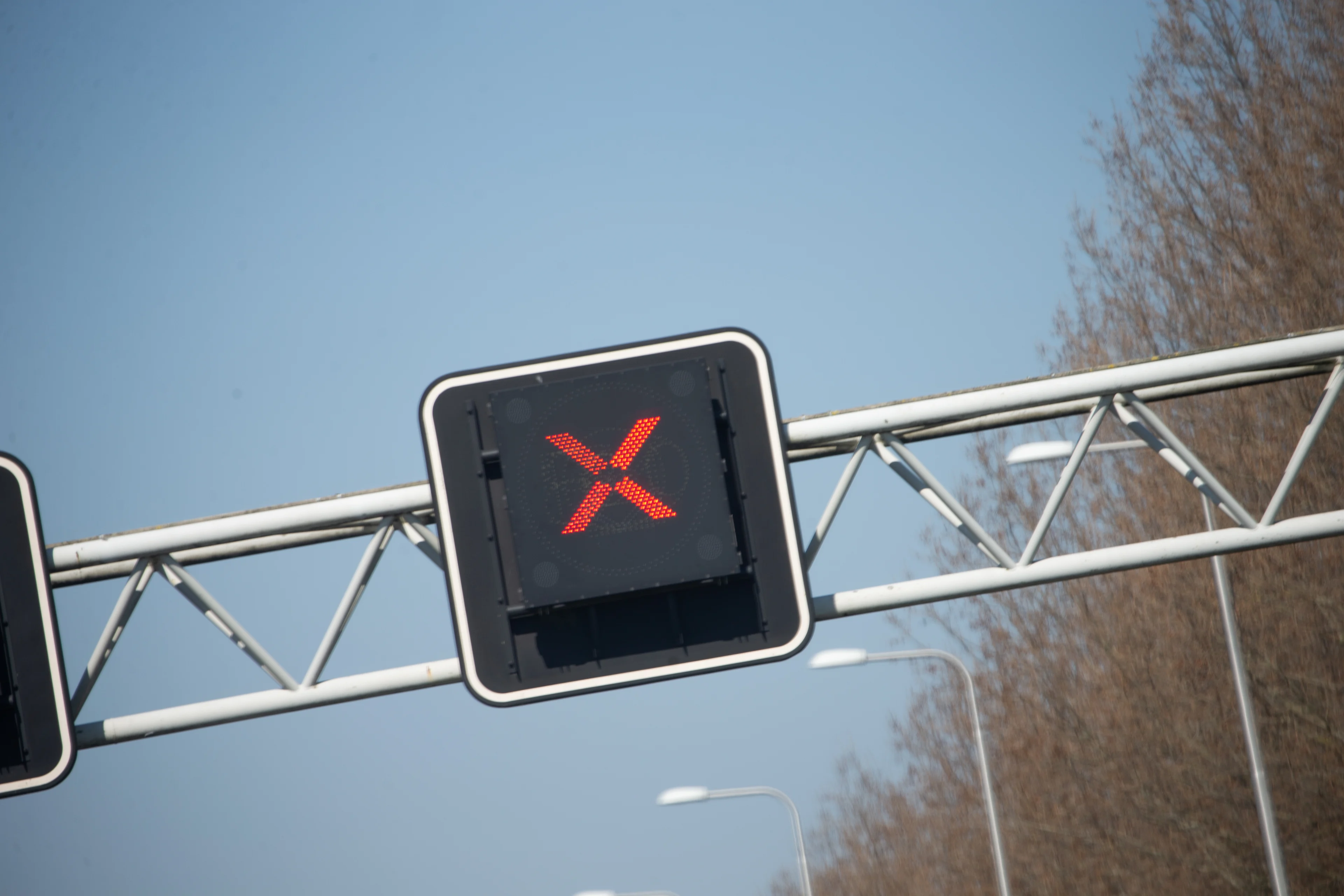 Weggebruikers negeren massaal rood kruis op A12, 80 boetes binnen één uur
