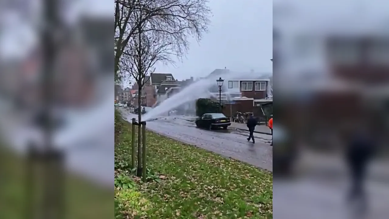 VIDEO: Water spuit metershoog uit de grond in Kampen, huis krijgt volle laag