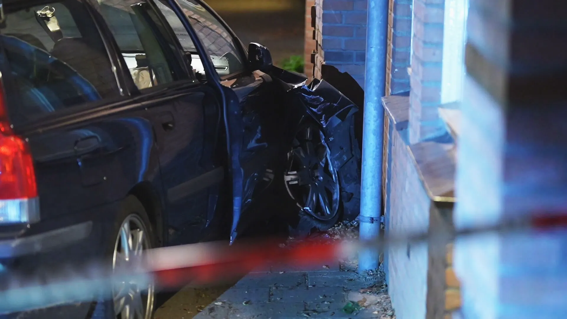 Voortvluchtigen rammen auto's en crashen tegen woning bij politieachtervolging