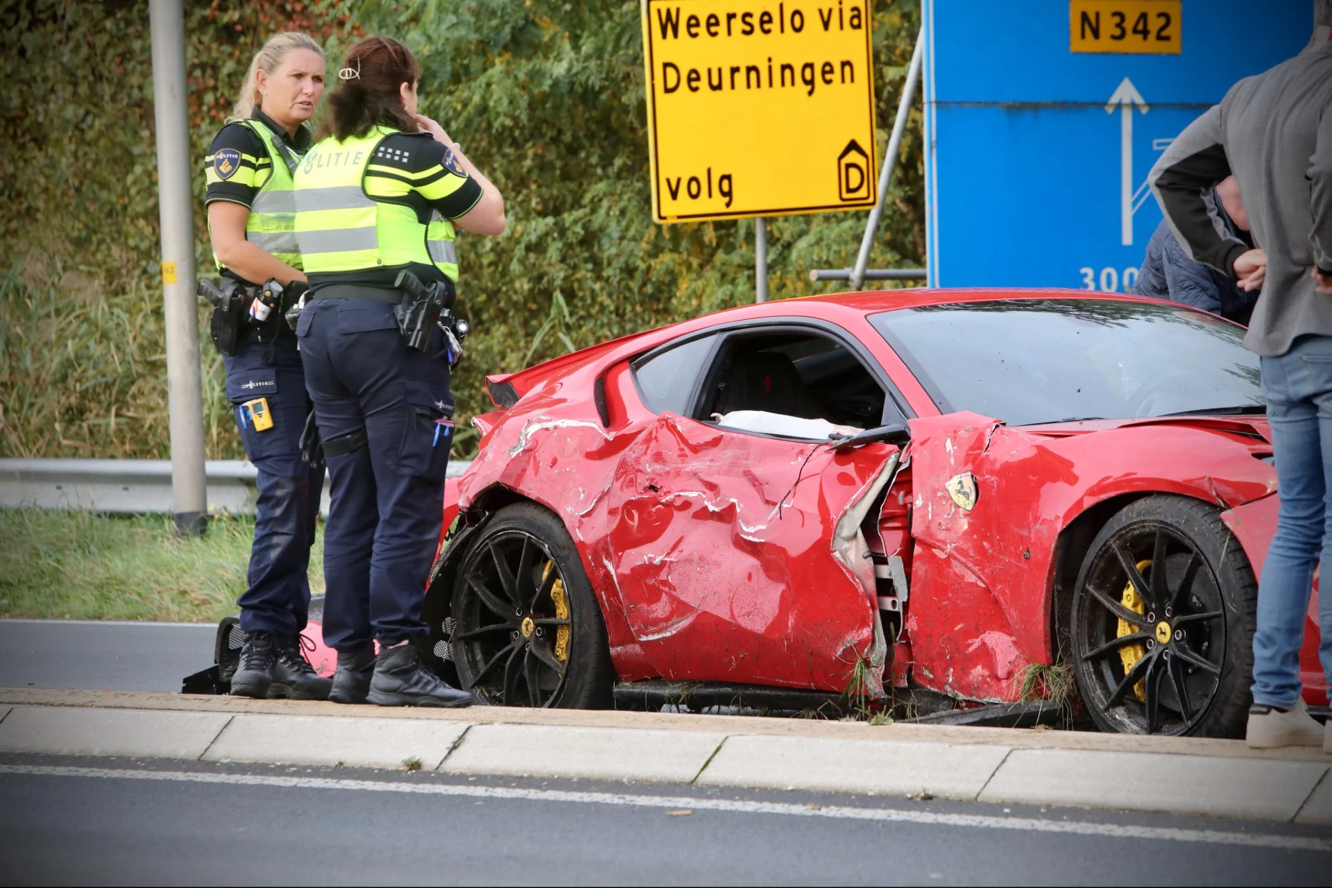 Bestuurder peperdure Ferrari crasht tegen lantaarnpaal in Oldenzaal