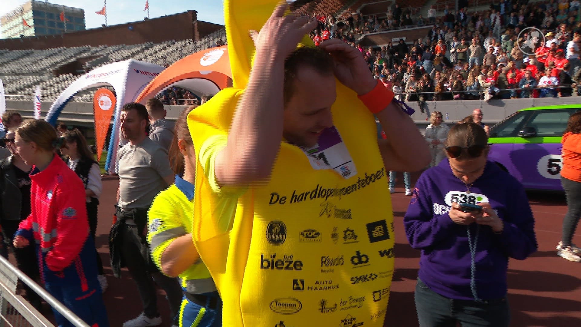 Martijn loopt in bijzondere outfit voor zijn zoontje